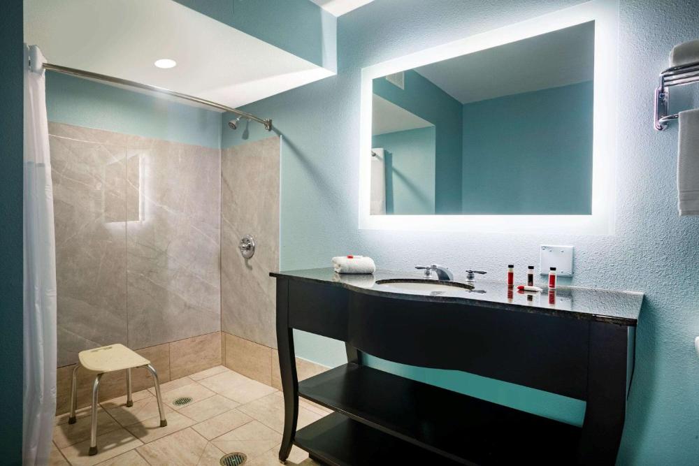 Queen Room with Two Queen Beds - Mobility Access/Non-Smoking interior